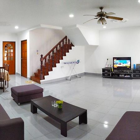 Victoria Homestay Sibu - Next To Shopping Complex & Large Car Park Area With Autogate ภายนอก รูปภาพ